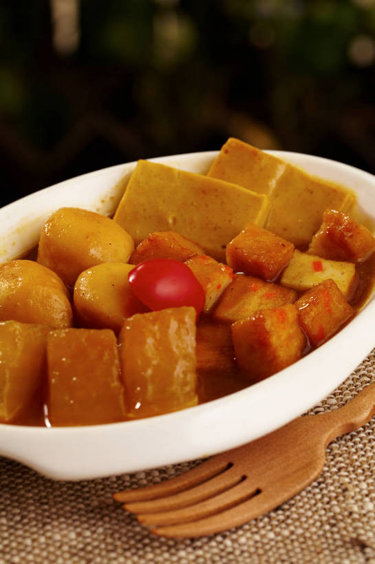 点心,豆腐,咖哩,无人,竖图,俯视,室内,特写,白天,烹饪,餐桌,桌子,蔬菜,西红柿,小番茄,餐具,一堆,许多,切开,堆叠,堆积,朦胧,模糊,新鲜,木制,叉子,陶瓷,调料,肉,汤,料理,食品,年糕,甜点,陶瓷制品,调味品,丸子,很多,调味料,咖喱,菜肴,美食,肉类,肉丸,食物,糕点,两个,红色,餐巾,木制品,容器,碗,甜食,切,中式,佳肴,有机食品,绿色食品,餐台,肉圆,储藏,堆,豆制品,储存,剖面,肉食,餐叉,切面,印度菜,印度料理,小西红柿,樱桃小番茄,珍珠小番茄,保洁方巾,口布,进餐用具,樱桃番茄,圣女果,番茄,彩图,高角度拍摄,咖喱汤,年年糕,贮存,shjb1