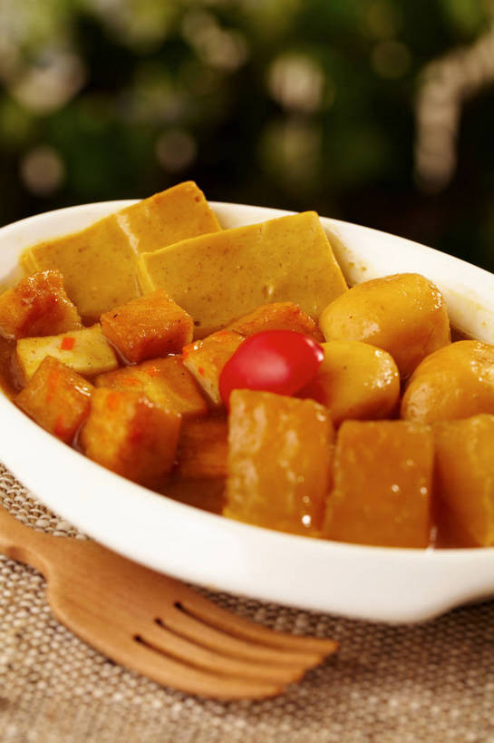 点心,豆腐,咖哩,无人,竖图,俯视,室内,特写,白天,烹饪,餐桌,桌子,蔬菜,西红柿,小番茄,餐具,一堆,许多,切开,堆叠,堆积,朦胧,模糊,新鲜,木制,叉子,陶瓷,调料,肉,汤,料理,食品,年糕,甜点,陶瓷制品,调味品,丸子,很多,调味料,咖喱,菜肴,美食,肉类,肉丸,食物,糕点,两个,红色,餐巾,木制品,容器,碗,甜食,切,中式,佳肴,有机食品,绿色食品,餐台,肉圆,储藏,堆,豆制品,储存,剖面,肉食,餐叉,切面,印度菜,印度料理,小西红柿,樱桃小番茄,珍珠小番茄,保洁方巾,口布,进餐用具,樱桃番茄,圣女果,番茄,彩图,高角度拍摄,咖喱汤,年年糕,贮存,shjb1