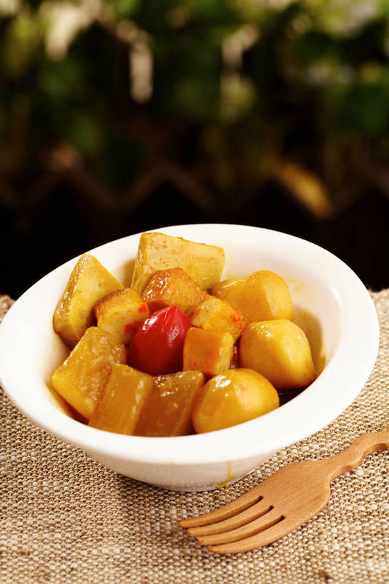 点心,豆腐,咖哩,无人,竖图,俯视,室内,特写,白天,烹饪,餐桌,桌子,蔬菜,西红柿,小番茄,餐具,一堆,许多,切开,堆叠,堆积,朦胧,模糊,新鲜,木制,叉子,陶瓷,调料,肉,汤,料理,食品,年糕,甜点,陶瓷制品,调味品,丸子,很多,调味料,咖喱,菜肴,美食,肉类,肉丸,食物,糕点,两个,红色,餐巾,木制品,容器,碗,甜食,切,中式,佳肴,有机食品,绿色食品,餐台,肉圆,储藏,堆,豆制品,储存,剖面,肉食,餐叉,切面,印度菜,印度料理,小西红柿,樱桃小番茄,珍珠小番茄,保洁方巾,口布,进餐用具,樱桃番茄,圣女果,番茄,彩图,高角度拍摄,咖喱汤,年年糕,贮存,shjb1