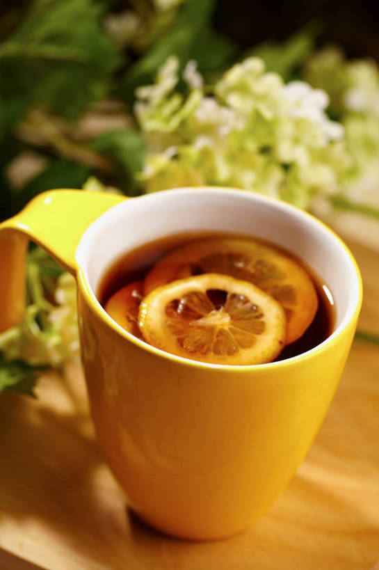 无人,竖图,俯视,室内,特写,白天,幸福,餐桌,茶,桌子,柠檬,杯子,水果,叶子,阴影,朦胧,模糊,漂浮,新鲜,盛开,反射,影子,陶瓷,生食,红茶,茶叶,果实,绿叶,案板,陶瓷制品,柠檬红茶,一杯,花蕾,娱乐,砧板,花,花瓣,花朵,鲜花,一个,黄色,马克杯,水杯,花苞,花蕊,享受,休闲,温馨,嫩叶,放松,乐趣,有机食品,绿色食品,单个,餐台,漂流,提神,舒适,醒脑,流浪,流落,流散,漂泊,飘泊,飘流,叶,叶片,益母果,柠果,彩图,高角度拍摄,shjb1