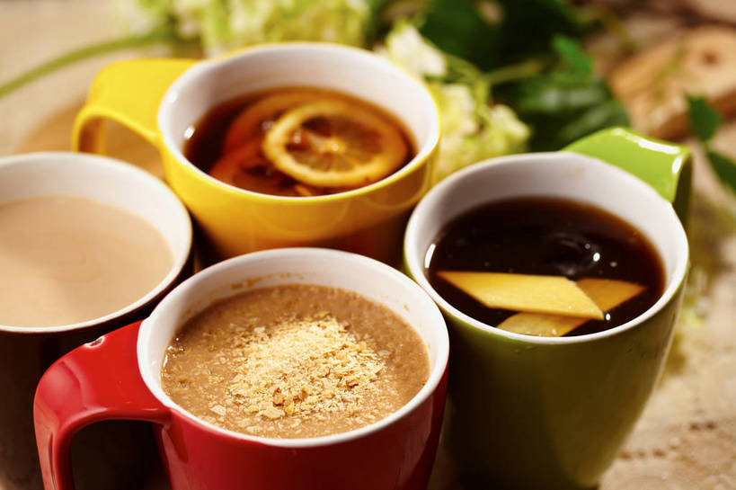 无人,横图,俯视,室内,特写,白天,幸福,餐桌,茶,桌子,柠檬,姜,蔬菜,杯子,水果,叶子,阴影,朦胧,模糊,新鲜,盛开,反射,影子,陶瓷,生食,红茶,奶茶,茶叶,果实,绿叶,陶瓷制品,柠檬红茶,饮品,四杯,花蕾,娱乐,花,花瓣,花朵,鲜花,饮料,黄色,红色,绿色,马克杯,水杯,花苞,花蕊,四个,享受,休闲,温馨,嫩叶,放松,乐趣,有机食品,绿色食品,餐台,提神,舒适,可口,醒脑,止咳,止痛,解毒,适口,发汗,温肺,温胃,行气,止呕,百辣云,叶,叶片,益母果,柠果,生姜,老姜,彩图,高角度拍摄,姜茶,散寒,shjb1