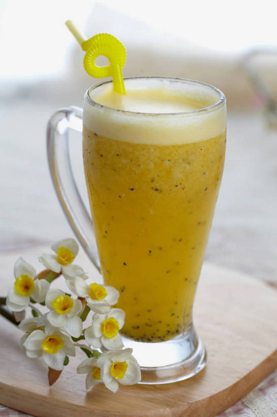 果汁,无人,竖图,俯视,室内,特写,白天,爱情,陶醉,餐桌,桌子,水仙花,猕猴桃,杯子,一根,朦胧,模糊,盛开,塑料,案板,饮品,一杯,花蕾,玻璃制品,砧板,花,花瓣,花朵,鲜花,饮料,一个,黄色,白色,水杯,塑料制品,吸管,花苞,花蕊,猕猴桃汁,单个,餐台,空心,可口,记忆,金盏银台,玉玲珑,女史花,雅蒜,天蒜,饮管,敬意,自恋,适口,凌波仙子,水仙,天葱,玻璃杯,奇异果,猕猴梨,彩图,高角度拍摄,圆柱状,shjb1