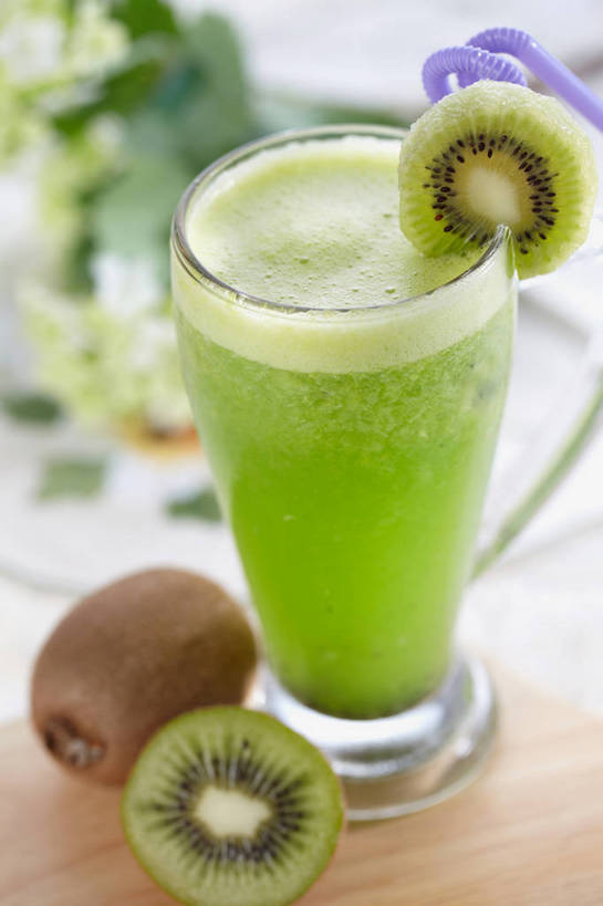 果汁,无人,竖图,俯视,室内,特写,白天,餐桌,桌子,猕猴桃,杯子,水果,一根,切开,朦胧,模糊,新鲜,塑料,生食,食品,果实,案板,饮品,一杯,玻璃制品,砧板,食物,饮料,三个,一个,绿色,紫色,水杯,塑料制品,吸管,切,猕猴桃汁,有机食品,绿色食品,单个,餐台,空心,可口,剖面,切面,饮管,适口,玻璃杯,奇异果,猕猴梨,彩图,高角度拍摄,圆柱状,shjb1