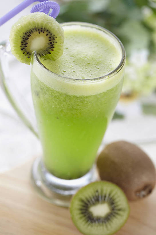 果汁,无人,竖图,俯视,室内,特写,白天,餐桌,桌子,猕猴桃,杯子,水果,一根,切开,朦胧,模糊,新鲜,塑料,生食,食品,果实,案板,饮品,一杯,玻璃制品,砧板,食物,饮料,三个,一个,绿色,紫色,水杯,塑料制品,吸管,切,猕猴桃汁,有机食品,绿色食品,单个,餐台,空心,可口,剖面,切面,饮管,适口,玻璃杯,奇异果,猕猴梨,彩图,高角度拍摄,圆柱状,shjb1