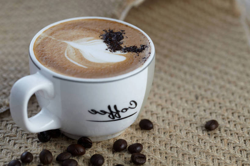 咖啡,无人,横图,俯视,室内,特写,白天,幸福,植物,餐桌,桌子,豆,杯子,许多,朦胧,模糊,英文,标志,瓷器,文字,字符,字母,豆类,豆子,咖啡杯,陶瓷制品,很多,洒,娱乐,标识,饮料,一个,黑色,咖啡豆,享受,休闲,温馨,放松,乐趣,单个,餐台,英文字母,提神,舒适,瓷杯,醒脑,豆科,咖啡拉花,软饮料,咖啡因,花式咖啡,撒,彩图,高角度拍摄,shjb1