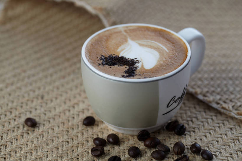 咖啡,无人,横图,俯视,室内,特写,白天,幸福,植物,餐桌,桌子,豆,杯子,许多,朦胧,模糊,英文,标志,瓷器,文字,字符,字母,豆类,豆子,咖啡杯,陶瓷制品,很多,洒,娱乐,标识,饮料,一个,黑色,咖啡豆,享受,休闲,温馨,放松,乐趣,单个,餐台,英文字母,提神,舒适,瓷杯,醒脑,豆科,咖啡拉花,软饮料,咖啡因,花式咖啡,撒,彩图,高角度拍摄,shjb1