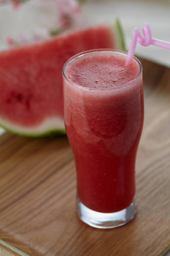 果汁,无人,竖图,俯视,室内,特写,白天,餐桌,桌子,西瓜,杯子,餐具,水果,一根,切开,朦胧,模糊,新鲜,木制,碟子,盘,塑料,生食,食品,果实,饮品,一杯,玻璃制品,食物,饮料,两个,红色,紫色,盘子,木制品,水杯,塑料制品,吸管,碟,切,西瓜汁,有机食品,绿色食品,餐台,空心,可口,剖面,切面,饮管,适口,玻璃杯,寒瓜,彩图,高角度拍摄,圆柱状,shjb1