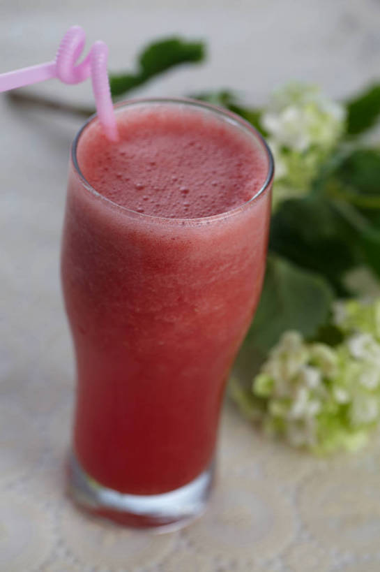 果汁,无人,竖图,俯视,室内,特写,白天,餐桌,桌子,西瓜,杯子,叶子,一根,朦胧,模糊,盛开,塑料,绿叶,饮品,一杯,花蕾,玻璃制品,花,花瓣,花朵,鲜花,饮料,一个,紫色,水杯,塑料制品,吸管,花苞,花蕊,嫩叶,西瓜汁,单个,餐台,空心,可口,饮管,适口,叶,叶片,玻璃杯,寒瓜,彩图,高角度拍摄,圆柱状,shjb1