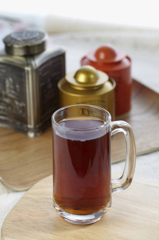 无人,竖图,俯视,室内,特写,白天,幸福,餐桌,茶,桌子,杯子,金属制品,朦胧,模糊,金属,木制,罐子,红茶,茶叶,案板,一杯,娱乐,玻璃制品,砧板,三个,一个,黄色,红色,木制品,瓶子,水杯,享受,休闲,温馨,放松,乐趣,单个,餐台,提神,舒适,醒脑,茶叶罐,玻璃杯,彩图,高角度拍摄,shjb1