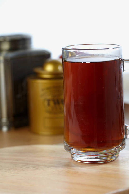 无人,竖图,俯视,室内,特写,白天,幸福,茶,桌面,桌子,杯子,金属制品,朦胧,模糊,金属,木制,罐子,木桌,红茶,茶叶,一杯,娱乐,玻璃制品,三个,一个,黄色,红色,木制品,瓶子,水杯,享受,休闲,温馨,放松,乐趣,单个,提神,舒适,醒脑,茶叶罐,玻璃杯,彩图,高角度拍摄,木桌子,shjb1