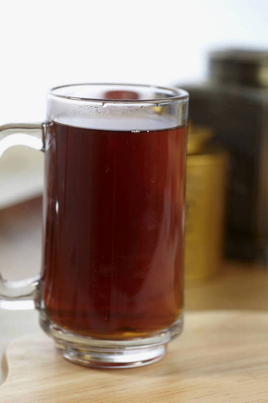 无人,竖图,俯视,室内,特写,白天,幸福,茶,桌面,桌子,杯子,金属制品,朦胧,模糊,金属,木制,罐子,木桌,红茶,茶叶,一杯,娱乐,玻璃制品,三个,一个,黄色,红色,木制品,瓶子,水杯,享受,休闲,温馨,放松,乐趣,单个,提神,舒适,醒脑,茶叶罐,玻璃杯,彩图,高角度拍摄,木桌子,shjb1