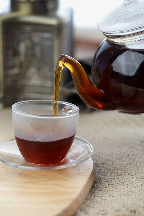 无人,竖图,俯视,室内,特写,白天,幸福,餐桌,茶,桌子,杯子,餐具,玻璃,金属制品,倒,飞溅,朦胧,模糊,溅,金属,木制,碟子,罐子,壶,盘,红茶,茶叶,案板,娱乐,玻璃制品,水壶,砧板,盘子,茶壶,木制品,瓶子,容器,水杯,碟,四个,享受,休闲,温馨,放松,乐趣,餐台,提神,舒适,喷洒,醒脑,茶叶罐,一壶,茶杯,彩图,高角度拍摄,shjb1