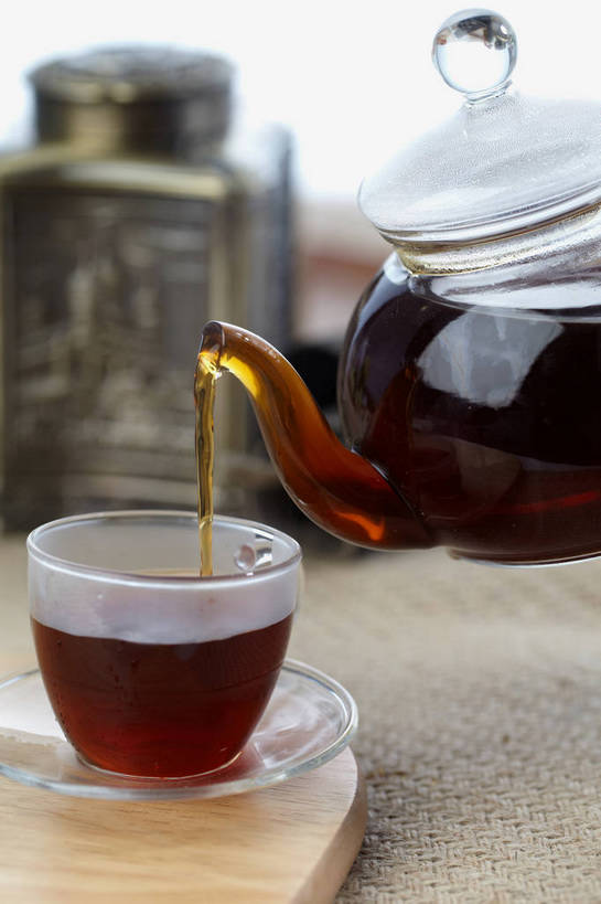 无人,竖图,俯视,室内,特写,白天,幸福,餐桌,茶,桌子,杯子,餐具,玻璃,金属制品,倒,飞溅,朦胧,模糊,溅,金属,木制,碟子,罐子,壶,盘,红茶,茶叶,案板,娱乐,玻璃制品,水壶,砧板,盘子,茶壶,木制品,瓶子,容器,水杯,碟,四个,享受,休闲,温馨,放松,乐趣,餐台,提神,舒适,喷洒,醒脑,茶叶罐,一壶,茶杯,彩图,高角度拍摄,shjb1