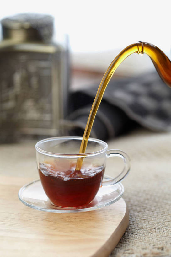 无人,竖图,俯视,室内,特写,白天,幸福,餐桌,茶,桌子,杯子,餐具,玻璃,金属制品,倒,飞溅,朦胧,模糊,溅,金属,木制,碟子,罐子,壶,盘,红茶,茶叶,案板,娱乐,玻璃制品,水壶,砧板,盘子,茶壶,木制品,瓶子,容器,水杯,碟,四个,享受,休闲,温馨,放松,乐趣,餐台,提神,舒适,喷洒,醒脑,茶叶罐,一壶,茶杯,彩图,高角度拍摄,shjb1