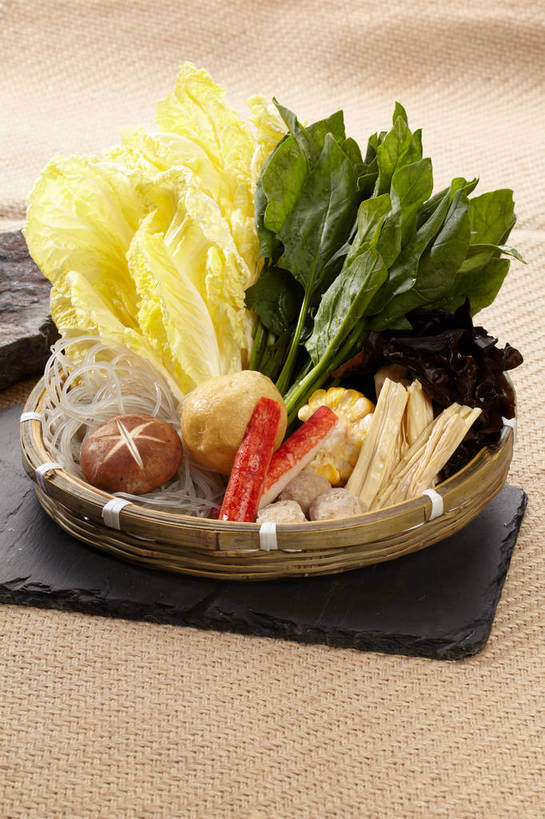 面食,面条,无人,交叉,竖图,俯视,室内,特写,白天,烹饪,中餐,玉米,石头,餐桌,桌子,竹子,菠菜,蔬菜,餐具,叶子,一堆,许多,切开,堆叠,堆积,竹制,新鲜,编织,棒子,碟子,篮子,盘,石子,大白菜,菌菇,香菇,玉蜀黍,面,肉,油炸,料理,食品,棕色,绿叶,丸子,很多,菌类,白菜,粉丝,火锅,豆腐皮,面筋,油面筋,木耳,菜肴,美食,肉类,肉丸,食物,一个,黄色,红色,绿色,盘子,竹篮,碟,切,中式,嫩叶,食用菌,佳肴,有机食品,绿色食品,单个,餐台,中华料理,肉圆,竹条,堆,交织,苞米,黑木耳,竹制品,真菌,蟹棒,苞芦,腐竹,蟹肉棒,剖面,肉食,切面,苞谷,结球白菜,包谷,大蜀黍,番麦,薏米包,玉高粱,玉麦,珍珠米,穿插,胶菜,椎茸,光木耳,豆腐衣,冬粉,油皮,叶,叶片,石块,岩石,鹦鹉菜,鼠根菜,角菜,红嘴绿鹦哥,赤根菜,菠薐菜,波斯草,彩图,高角度拍摄,面觔,平庄菇,香菌,香蕈,蟹足棒,黄芽白,shjb1