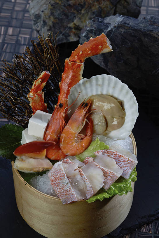 海鲜,蟹,豆腐,无人,竖图,俯视,室内,特写,白天,烹饪,中餐,石头,植物,餐桌,桌子,蔬菜,叶子,一排,切开,枯萎,新鲜,整齐,装饰,木制,螃蟹,石子,冰,生菜,莴苣,肉,虾,鱼肉,冰块,料理,食品,枯草,绿叶,扇贝,冷冻,火锅,水产,菜肴,美食,肉类,海洋生物,草,食物,排列,一个,黄色,红色,木制品,容器,碗,切,中式,嫩叶,寒冷,佳肴,有机食品,绿色食品,对虾,冷藏,单个,餐台,中华料理,储藏,华丽,修饰,点缀,冰冷,豆制品,储存,队列,水生动物,海产品,水生物,剖面,肉食,海底动物,北极贝,切面,衬托,美观,雅致,雅观,春菜,鹅仔菜,莴仔菜,千金菜,叶用莴苣,保鲜,甲壳动物,叶,叶片,石块,岩石,彩图,高角度拍摄,贮存,shjb1