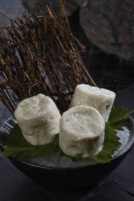 无人,竖图,俯视,室内,特写,白天,烹饪,中餐,石头,水,植物,餐桌,桌子,叶子,枯萎,石子,液体,陶瓷,水滴,肉,料理,食品,枯草,绿叶,陶瓷制品,丸子,火锅,菜肴,美食,肉类,肉丸,草,食物,三个,一个,黄色,白色,容器,碗,中式,嫩叶,佳肴,单个,餐台,中华料理,肉圆,储藏,储存,肉食,叶,叶片,石块,岩石,彩图,高角度拍摄,贮存,shjb1