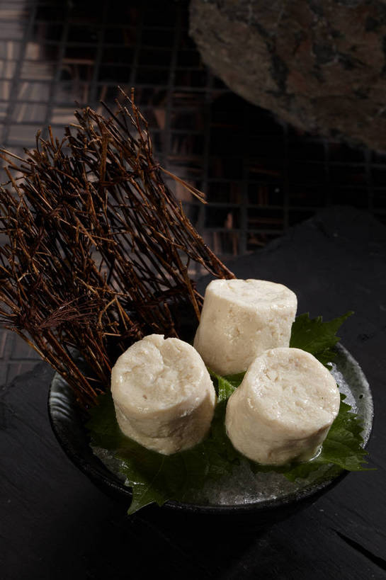 无人,竖图,俯视,室内,特写,白天,烹饪,中餐,石头,水,植物,餐桌,桌子,叶子,枯萎,石子,液体,陶瓷,水滴,肉,料理,食品,枯草,绿叶,陶瓷制品,丸子,火锅,菜肴,美食,肉类,肉丸,草,食物,三个,一个,黄色,白色,容器,碗,中式,嫩叶,佳肴,单个,餐台,中华料理,肉圆,储藏,储存,肉食,叶,叶片,石块,岩石,彩图,高角度拍摄,贮存,shjb1