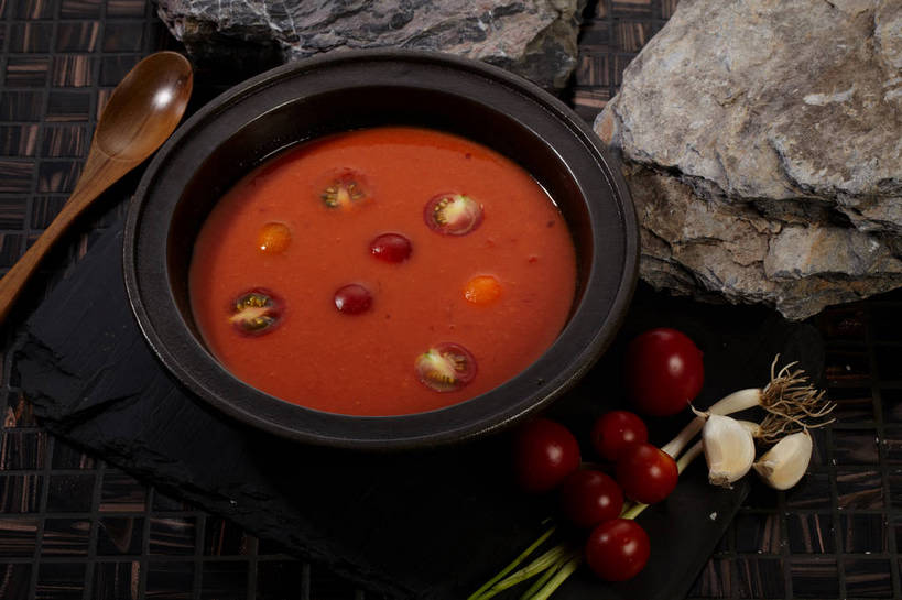 无人,横图,俯视,室内,特写,白天,烹饪,石头,餐桌,桌子,蔬菜,蒜,西红柿,切开,漂浮,新鲜,木制,石子,勺子,陶瓷,葱,青葱,蔬菜汤,汤,料理,食品,陶瓷制品,蒜头,菜肴,美食,食物,两个,木制品,容器,调羹,汤匙,碗,切,佳肴,有机食品,绿色食品,餐台,储藏,漂流,储存,剖面,切面,流浪,流落,流散,漂泊,飘泊,飘流,胡蒜,羹汤,石块,岩石,番茄汤,洋柿子,柑仔蜜,番茄,大蒜,臭柿,彩图,高角度拍摄,六月柿,贮存,喜报三元,shjb1