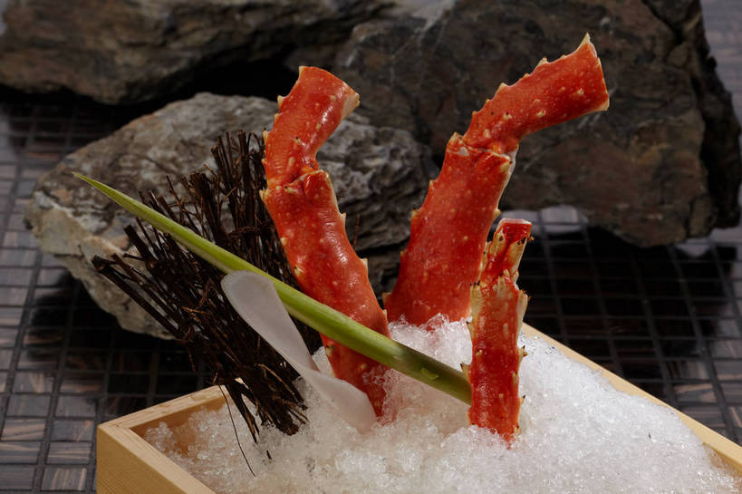 蟹,无人,横图,俯视,室内,特写,白天,烹饪,中餐,石头,植物,餐桌,桌子,蔬菜,三根,枯萎,新鲜,装饰,木制,螃蟹,石子,冰,葱,青葱,肉,冰块,料理,食品,枯草,帝王蟹,蟹肉,冷冻,火锅,菜肴,美食,肉类,草,食物,一个,黄色,红色,绿色,木制品,容器,碗,中式,寒冷,佳肴,有机食品,绿色食品,冷藏,单个,餐台,中华料理,储藏,华丽,修饰,点缀,冰冷,储存,肉食,衬托,美观,雅致,雅观,皇帝蟹,保鲜,甲壳动物,石蟹,石块,岩石,彩图,高角度拍摄,白石蟹,岩蟹,贮存,shjb1