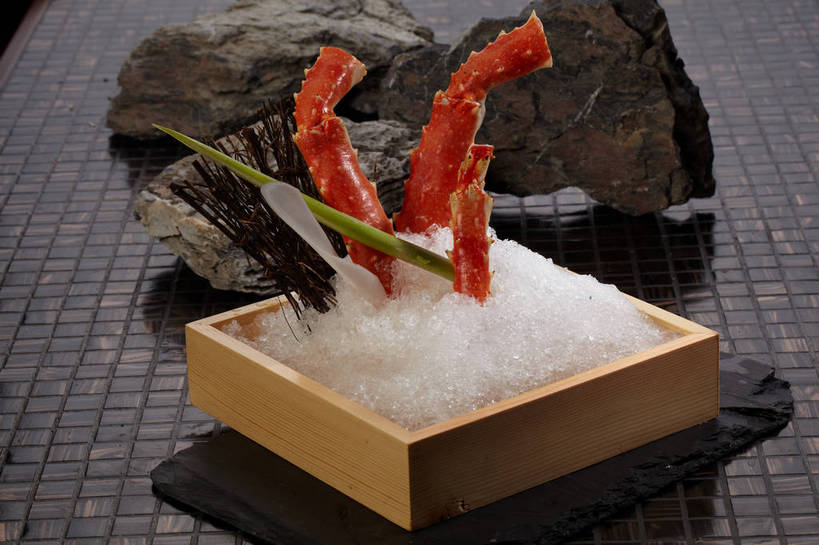 蟹,无人,横图,俯视,室内,特写,白天,烹饪,中餐,石头,植物,餐桌,桌子,蔬菜,三根,枯萎,新鲜,装饰,木制,螃蟹,石子,冰,葱,青葱,肉,冰块,料理,食品,枯草,帝王蟹,蟹肉,冷冻,火锅,菜肴,美食,肉类,草,食物,一个,黄色,红色,绿色,木制品,容器,碗,中式,寒冷,佳肴,有机食品,绿色食品,冷藏,单个,餐台,中华料理,储藏,华丽,修饰,点缀,冰冷,储存,肉食,衬托,美观,雅致,雅观,皇帝蟹,保鲜,甲壳动物,石蟹,石块,岩石,彩图,高角度拍摄,白石蟹,岩蟹,贮存,shjb1