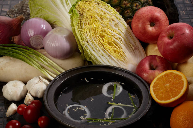 无人,横图,俯视,室内,特写,白天,水,苹果,菠萝,萝卜,白萝卜,蔬菜,蒜,西红柿,小番茄,洋葱,水果,叶子,许多,切开,新鲜,液体,陶瓷,水滴,葱,大白菜,青葱,生菜,莴苣,生食,食品,果实,绿叶,陶瓷制品,很多,蒜头,蔬果,白菜,食物,一个,黄色,红色,绿色,白色,容器,碗,红苹果,切,橙色,嫩叶,有机食品,绿色食品,单个,储藏,甜橙,储存,玉葱,剖面,切面,结球白菜,春菜,鹅仔菜,莴仔菜,千金菜,叶用莴苣,胡蒜,胶菜,小西红柿,樱桃小番茄,珍珠小番茄,荷兰葱,叶,叶片,凤梨,橙子,橙,圆葱,樱桃番茄,洋葱头,圣女果,球葱,莱菔,番茄,大蒜,葱头,彩图,高角度拍摄,鹄壳,黄橙,黄果,金橙,金环,金球,糖橙,黄芽白,贮存,shjb1