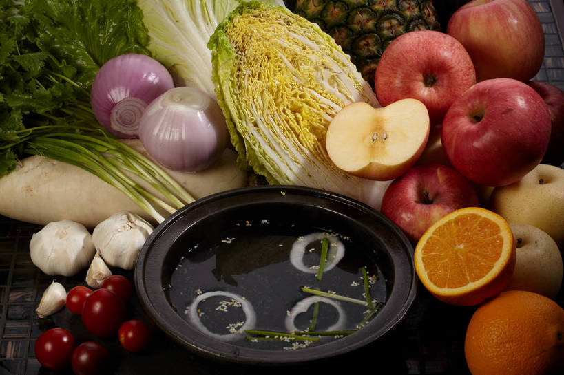 无人,横图,俯视,室内,特写,白天,水,苹果,菠萝,萝卜,白萝卜,蔬菜,蒜,西红柿,小番茄,洋葱,水果,叶子,许多,切开,新鲜,液体,陶瓷,水滴,葱,大白菜,青葱,生菜,莴苣,生食,食品,果实,绿叶,陶瓷制品,很多,蒜头,蔬果,白菜,食物,一个,黄色,红色,绿色,白色,容器,碗,红苹果,切,橙色,嫩叶,有机食品,绿色食品,单个,储藏,甜橙,储存,玉葱,剖面,切面,结球白菜,春菜,鹅仔菜,莴仔菜,千金菜,叶用莴苣,胡蒜,胶菜,小西红柿,樱桃小番茄,珍珠小番茄,荷兰葱,叶,叶片,凤梨,橙子,橙,圆葱,樱桃番茄,洋葱头,圣女果,球葱,莱菔,番茄,大蒜,葱头,彩图,高角度拍摄,鹄壳,黄橙,黄果,金橙,金环,金球,糖橙,黄芽白,贮存,shjb1