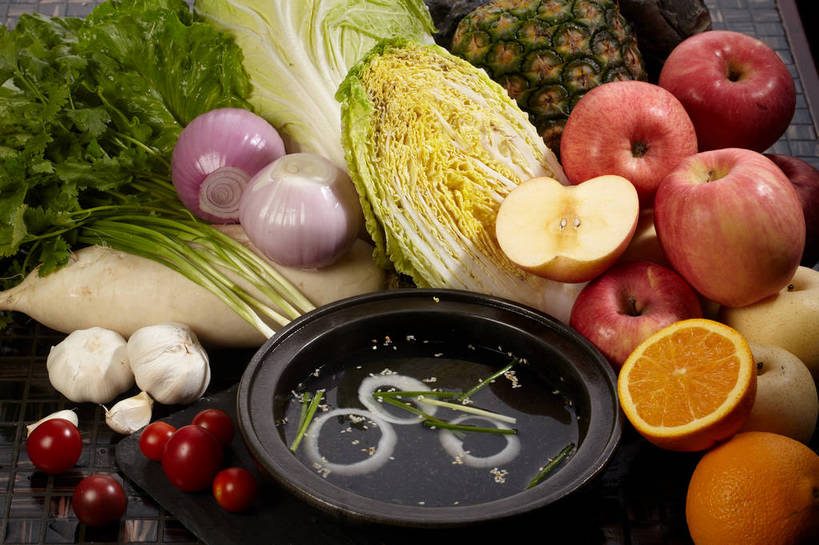 无人,横图,俯视,室内,特写,白天,水,苹果,菠萝,萝卜,白萝卜,蔬菜,蒜,西红柿,小番茄,洋葱,水果,叶子,许多,切开,新鲜,液体,陶瓷,水滴,葱,大白菜,青葱,生菜,莴苣,生食,食品,果实,绿叶,陶瓷制品,很多,蒜头,蔬果,白菜,食物,一个,黄色,红色,绿色,白色,容器,碗,红苹果,切,橙色,嫩叶,有机食品,绿色食品,单个,储藏,甜橙,储存,玉葱,剖面,切面,结球白菜,春菜,鹅仔菜,莴仔菜,千金菜,叶用莴苣,胡蒜,胶菜,小西红柿,樱桃小番茄,珍珠小番茄,荷兰葱,叶,叶片,凤梨,橙子,橙,圆葱,樱桃番茄,洋葱头,圣女果,球葱,莱菔,番茄,大蒜,葱头,彩图,高角度拍摄,鹄壳,黄橙,黄果,金橙,金环,金球,糖橙,黄芽白,贮存,shjb1