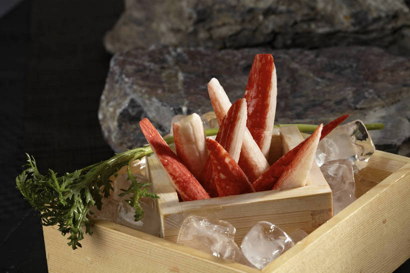 无人,横图,俯视,室内,特写,白天,烹饪,中餐,石头,餐桌,桌子,蔬菜,叶子,切开,新鲜,木制,石子,冰,冰块,料理,食品,绿叶,蓬蒿,冷冻,火锅,菜肴,美食,食物,两个,一个,红色,绿色,木制品,容器,碗,切,中式,嫩叶,寒冷,佳肴,有机食品,绿色食品,冷藏,单个,餐台,中华料理,储藏,冰冷,储存,蟹棒,蟹肉棒,剖面,切面,茼蒿,春菊,茼蒿菜,保鲜,叶,叶片,石块,岩石,彩图,高角度拍摄,蟹足棒,贮存,shjb1