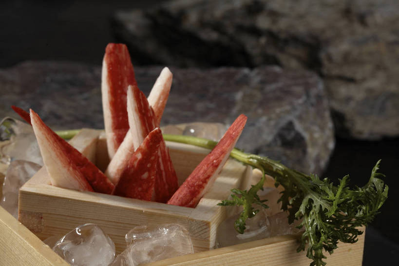 无人,横图,俯视,室内,特写,白天,烹饪,中餐,石头,餐桌,桌子,蔬菜,叶子,切开,新鲜,木制,石子,冰,冰块,料理,食品,绿叶,蓬蒿,冷冻,火锅,菜肴,美食,食物,两个,一个,红色,绿色,木制品,容器,碗,切,中式,嫩叶,寒冷,佳肴,有机食品,绿色食品,冷藏,单个,餐台,中华料理,储藏,冰冷,储存,蟹棒,蟹肉棒,剖面,切面,茼蒿,春菊,茼蒿菜,保鲜,叶,叶片,石块,岩石,彩图,高角度拍摄,蟹足棒,贮存,shjb1