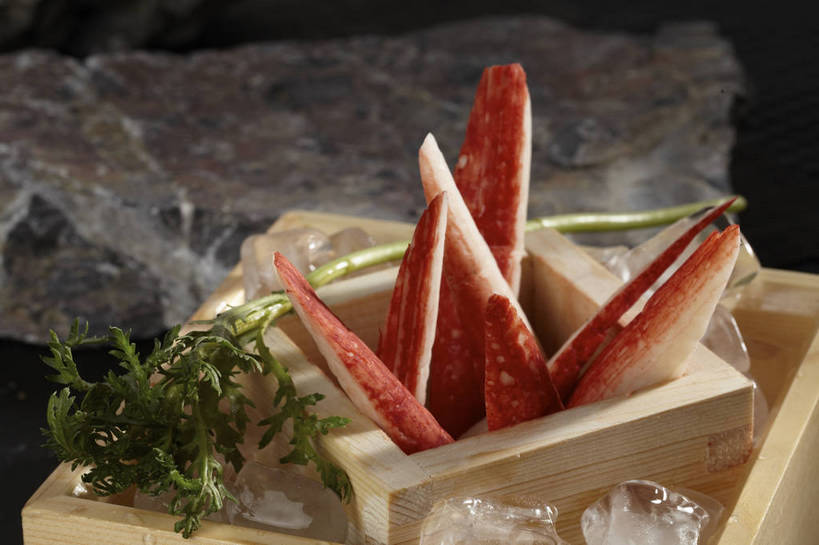 无人,横图,俯视,室内,特写,白天,烹饪,中餐,石头,餐桌,桌子,蔬菜,叶子,切开,新鲜,木制,石子,冰,冰块,料理,食品,绿叶,蓬蒿,冷冻,火锅,菜肴,美食,食物,两个,一个,红色,绿色,木制品,容器,碗,切,中式,嫩叶,寒冷,佳肴,有机食品,绿色食品,冷藏,单个,餐台,中华料理,储藏,冰冷,储存,蟹棒,蟹肉棒,剖面,切面,茼蒿,春菊,茼蒿菜,保鲜,叶,叶片,石块,岩石,彩图,高角度拍摄,蟹足棒,贮存,shjb1