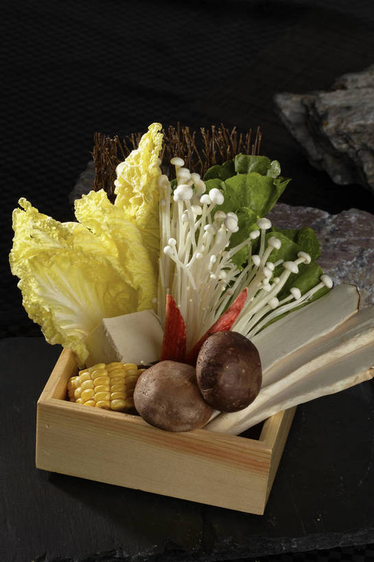 豆腐,无人,竖图,俯视,室内,特写,白天,烹饪,中餐,玉米,石头,植物,餐桌,桌子,叶子,一堆,许多,切开,堆叠,堆积,枯萎,新鲜,木制,棒子,石子,大白菜,菌菇,生菜,莴苣,香菇,玉蜀黍,料理,食品,枯草,绿叶,很多,菌类,白菜,火锅,菜肴,美食,草,食物,一个,黄色,红色,绿色,木制品,容器,碗,切,中式,嫩叶,食用菌,佳肴,有机食品,绿色食品,单个,餐台,中华料理,储藏,堆,苞米,真菌,豆制品,储存,蟹棒,苞芦,蟹肉棒,剖面,切面,苞谷,结球白菜,春菜,鹅仔菜,莴仔菜,千金菜,包谷,大蜀黍,番麦,薏米包,玉高粱,玉麦,珍珠米,叶用莴苣,胶菜,杏鲍菇,椎茸,刺芹侧耳,叶,叶片,石块,岩石,彩图,高角度拍摄,平庄菇,香菌,香蕈,蟹足棒,黄芽白,贮存,shjb1