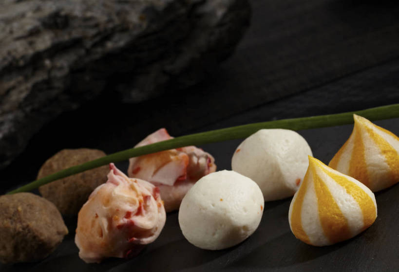 奶酪,无人,横图,俯视,室内,特写,白天,烹饪,中餐,石头,餐桌,桌子,蔬菜,餐具,一排,许多,条纹,新鲜,整齐,并列,并排,碟子,盘,石子,葱,青葱,肉,鱼肉,干酪,牛肉,起司,料理,食品,丸子,芝士,很多,营养,火锅,菜肴,美食,肉类,肉丸,食物,排列,一个,黄色,红色,绿色,白色,盘子,碟,中式,乳酪,佳肴,有机食品,绿色食品,单个,餐台,中华料理,乳制品,队列,平行,发酵,肉食,虾丸,石块,岩石,彩图,高角度拍摄,牛肉丸,shjb1,芝士丸