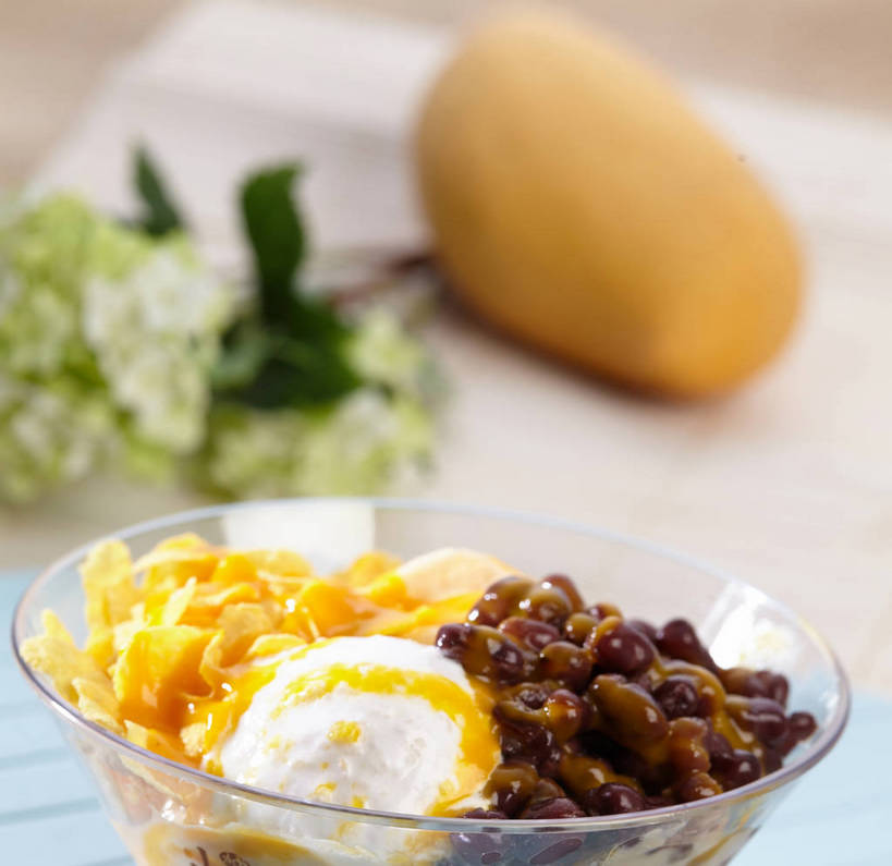 点心,无人,横图,俯视,室内,特写,白天,植物,餐桌,桌子,芒果,豆,水果,叶子,玻璃,朦胧,模糊,新鲜,盛开,豆类,豆子,玉米片,调料,红豆,酱料,酱汁,生食,佐料,冰激凌,果实,绿叶,调味品,清凉,调味料,花蕾,酱,玻璃制品,花,花瓣,花朵,鲜花,一个,容器,碗,快餐,冷饮,零食,花苞,花蕊,舒服,嫩叶,冰淇淋,有机食品,绿色食品,单个,餐台,储藏,解暑,储存,解渴,雪糕,垃圾食品,赤豆,豆科,舒爽,冰糕,消暑,红小豆,叶,叶片,望果,蜜望,檬果,闷果,漭果,杧果,庵波罗果,彩图,高角度拍摄,芒果冰淇淋,贮存,小豆,shjb1