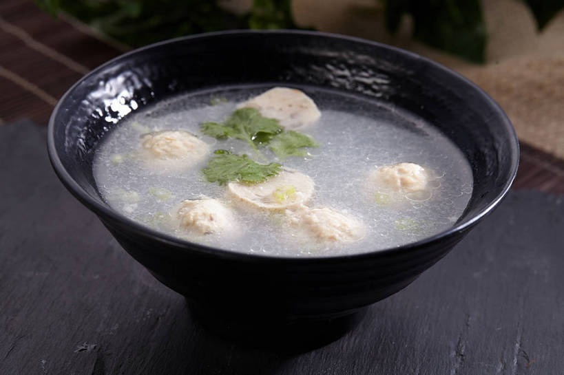 无人,横图,俯视,室内,特写,白天,烹饪,中餐,餐桌,桌子,蔬菜,叶子,许多,切开,漂浮,新鲜,陶瓷,葱,青葱,香菜,肉,汤,鱼肉,料理,食品,绿叶,陶瓷制品,丸子,很多,菜肴,美食,肉类,肉丸,鱼丸,食物,一个,绿色,黑色,容器,碗,切,中式,嫩叶,佳肴,有机食品,绿色食品,单个,餐台,中华料理,储藏,漂流,储存,剖面,肉食,切面,胡菜,香荽,原荽,园荽,芫荽,胡荽,莞荽,芫茜,芫蓿,莚葛草,莚荽菜,流浪,流落,流散,漂泊,飘泊,飘流,本帮菜,沪菜,上海菜,叶,叶片,彩图,高角度拍摄,贮存,鱼丸汤,shjb1