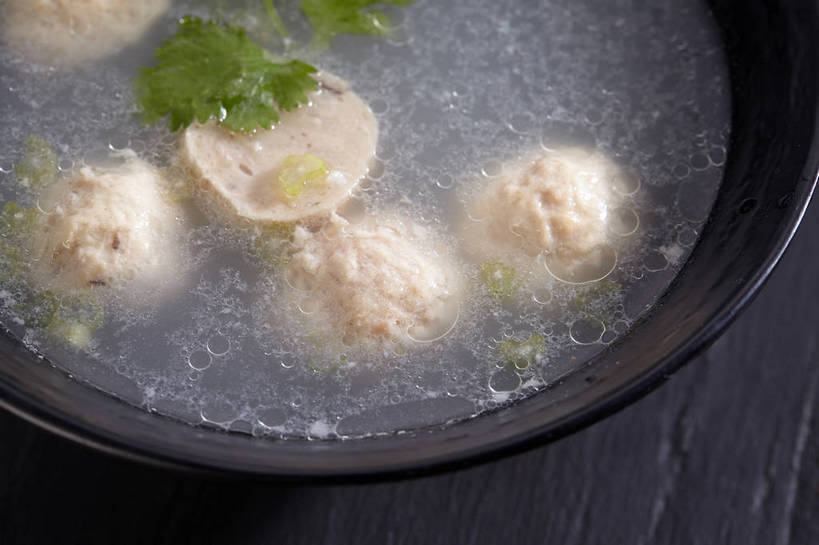 无人,横图,俯视,室内,特写,白天,烹饪,中餐,餐桌,桌子,蔬菜,叶子,许多,切开,漂浮,新鲜,陶瓷,葱,青葱,香菜,肉,汤,鱼肉,料理,食品,绿叶,陶瓷制品,丸子,很多,菜肴,美食,肉类,肉丸,鱼丸,食物,一个,绿色,黑色,容器,碗,切,中式,嫩叶,佳肴,有机食品,绿色食品,单个,餐台,中华料理,储藏,漂流,储存,剖面,肉食,切面,胡菜,香荽,原荽,园荽,芫荽,胡荽,莞荽,芫茜,芫蓿,莚葛草,莚荽菜,流浪,流落,流散,漂泊,飘泊,飘流,本帮菜,沪菜,上海菜,叶,叶片,彩图,高角度拍摄,贮存,鱼丸汤,shjb1