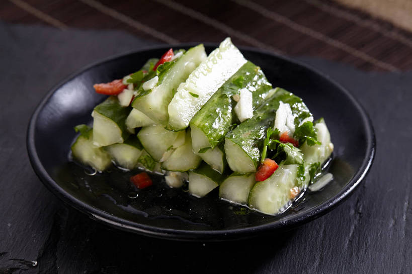 无人,横图,俯视,室内,特写,白天,烹饪,中餐,餐桌,桌子,黄瓜,辣椒,蔬菜,餐具,一排,许多,切开,新鲜,整齐,碟子,盘,调料,酱料,酱汁,佐料,料理,食品,调味品,很多,调味料,酱,冷盘,凉拌黄瓜,菜肴,美食,食物,排列,一个,红色,黑色,盘子,碟,切,中式,冷菜,凉菜,佳肴,有机食品,绿色食品,单个,餐台,中华料理,堆,队列,剖面,切面,辣角,红海椒,大椒,辣虎,广椒,青瓜,辣子,胡瓜,红辣椒,海椒,番椒,彩图,高角度拍摄,shjb1