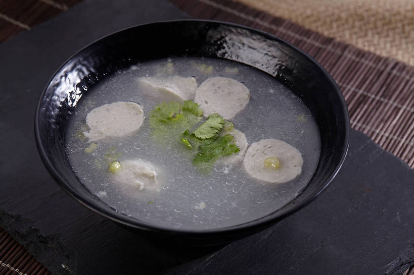 无人,横图,俯视,室内,特写,白天,烹饪,中餐,餐桌,桌子,蔬菜,叶子,许多,切开,漂浮,新鲜,陶瓷,葱,青葱,香菜,肉,汤,鱼肉,料理,食品,绿叶,陶瓷制品,丸子,很多,菜肴,美食,肉类,肉丸,鱼丸,食物,一个,绿色,黑色,容器,碗,切,中式,嫩叶,佳肴,有机食品,绿色食品,单个,餐台,中华料理,储藏,漂流,储存,剖面,肉食,切面,胡菜,香荽,原荽,园荽,芫荽,胡荽,莞荽,芫茜,芫蓿,莚葛草,莚荽菜,流浪,流落,流散,漂泊,飘泊,飘流,本帮菜,沪菜,上海菜,叶,叶片,彩图,高角度拍摄,贮存,鱼丸汤,shjb1