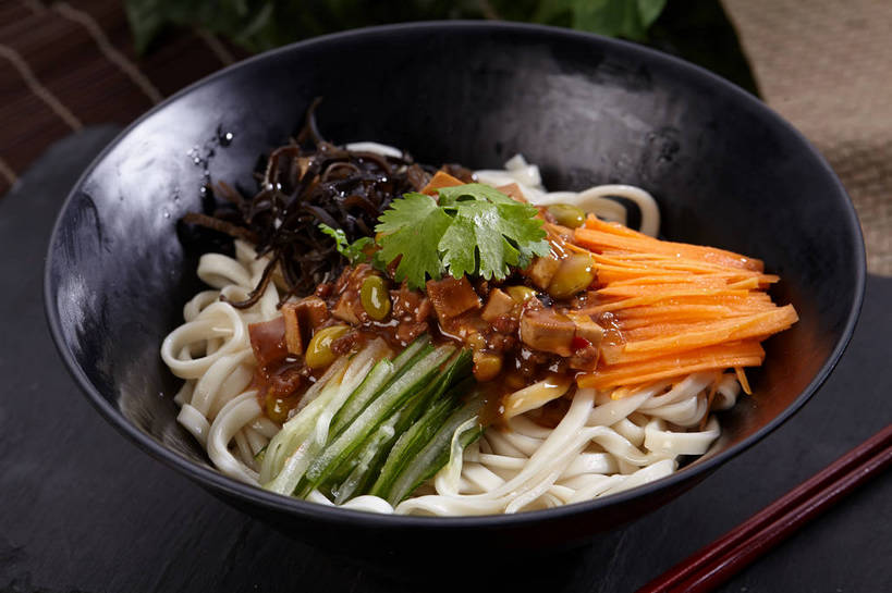 面食,面条,无人,横图,俯视,室内,特写,白天,烹饪,中餐,植物,餐桌,筷子,桌子,豆,大豆,萝卜,胡萝卜,黄瓜,蔬菜,餐具,叶子,一堆,一双,许多,堆叠,堆积,新鲜,陶瓷,豆类,豆子,菌菇,毛豆,香菜,面,料理,食品,绿叶,陶瓷制品,很多,菌类,文化,传统,木耳,菜肴,美食,食物,一个,黑色,容器,碗,中式,嫩叶,食用菌,佳肴,有机食品,绿色食品,单个,餐台,中华料理,储藏,堆,礼节,黑木耳,真菌,储存,拌面,黄萝卜,番萝卜,礼仪,豆科,胡菜,香荽,原荽,园荽,芫荽,枝豆,胡荽,莞荽,芫茜,芫蓿,莚葛草,莚荽菜,光木耳,叶,叶片,进餐用具,青瓜,黄豆,胡瓜,红萝卜,甘荀,彩图,高角度拍摄,丁香萝卜,胡芦菔金,金笋,贮存,shjb1