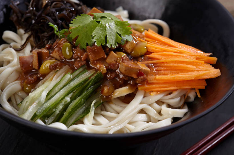 面食,面条,无人,横图,俯视,室内,特写,白天,烹饪,中餐,植物,餐桌,筷子,桌子,豆,大豆,萝卜,胡萝卜,黄瓜,蔬菜,餐具,叶子,一堆,一双,许多,堆叠,堆积,新鲜,陶瓷,豆类,豆子,菌菇,毛豆,香菜,面,料理,食品,绿叶,陶瓷制品,很多,菌类,文化,传统,木耳,菜肴,美食,食物,一个,黑色,容器,碗,中式,嫩叶,食用菌,佳肴,有机食品,绿色食品,单个,餐台,中华料理,储藏,堆,礼节,黑木耳,真菌,储存,拌面,黄萝卜,番萝卜,礼仪,豆科,胡菜,香荽,原荽,园荽,芫荽,枝豆,胡荽,莞荽,芫茜,芫蓿,莚葛草,莚荽菜,光木耳,叶,叶片,进餐用具,青瓜,黄豆,胡瓜,红萝卜,甘荀,彩图,高角度拍摄,丁香萝卜,胡芦菔金,金笋,贮存,shjb1