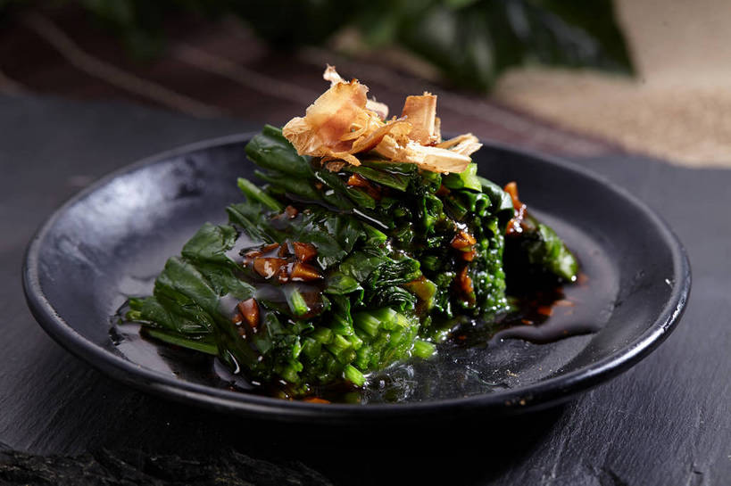 海鲜,无人,横图,俯视,室内,特写,白天,烹饪,中餐,餐桌,桌子,菠菜,蔬菜,餐具,一排,许多,切开,新鲜,整齐,鱼,碟子,盘,调料,酱料,酱汁,佐料,料理,食品,鲣鱼,调味品,很多,调味料,水产,酱,冷盘,菜肴,美食,鱼类,海洋生物,食物,排列,一个,黑色,盘子,碟,切,中式,冷菜,凉菜,佳肴,有机食品,绿色食品,单个,餐台,中华料理,堆,队列,水生动物,海产品,水生物,剖面,海底动物,切面,小金枪鱼,炸弹鱼,鹦鹉菜,鼠根菜,角菜,红嘴绿鹦哥,赤根菜,菠薐菜,波斯草,彩图,高角度拍摄,柴鱼片,木鱼花,shjb1,木鱼花菠菜