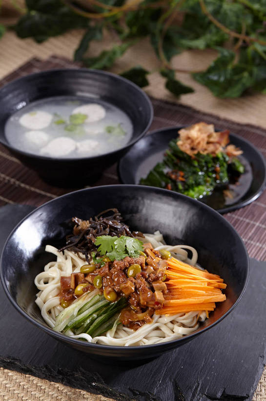 海鲜,面食,面条,无人,竖图,俯视,室内,特写,白天,烹饪,中餐,植物,餐桌,筷子,桌子,菠菜,豆,大豆,萝卜,胡萝卜,黄瓜,蔬菜,餐具,叶子,一堆,一双,许多,堆叠,堆积,新鲜,鱼,碟子,盘,陶瓷,豆类,豆子,菌菇,毛豆,香菜,面,肉,汤,鱼肉,料理,食品,绿叶,陶瓷制品,鲣鱼,丸子,很多,菌类,文化,传统,水产,木耳,菜肴,美食,肉类,鱼类,肉丸,鱼丸,海洋生物,食物,三个,盘子,容器,碟,碗,中式,嫩叶,食用菌,佳肴,有机食品,绿色食品,餐台,中华料理,储藏,堆,礼节,黑木耳,真菌,储存,水生动物,拌面,海产品,黄萝卜,番萝卜,礼仪,水生物,肉食,海底动物,豆科,胡菜,香荽,原荽,园荽,芫荽,枝豆,小金枪鱼,炸弹鱼,胡荽,莞荽,芫茜,芫蓿,莚葛草,莚荽菜,光木耳,叶,叶片,进餐用具,鹦鹉菜,鼠根菜,青瓜,角菜,黄豆,胡瓜,红嘴绿鹦哥,红萝卜,甘荀,赤根菜,菠薐菜,波斯草,彩图,高角度拍摄,丁香萝卜,胡芦菔金,金笋,贮存,鱼丸汤,柴鱼片,木鱼花,shjb1,木鱼花菠菜