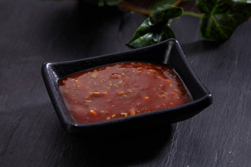 无人,横图,俯视,室内,特写,白天,餐桌,桌子,叶子,陶瓷,调料,酱料,酱汁,佐料,绿叶,陶瓷制品,调味品,调味料,酱,辣酱,一个,红色,黑色,容器,碗,嫩叶,单个,餐台,储藏,辣椒酱,储存,叶,叶片,彩图,高角度拍摄,贮存,shjb1