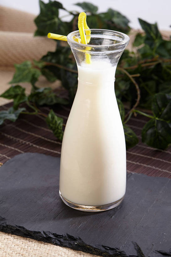 无人,竖图,俯视,室内,特写,白天,餐桌,桌子,叶子,一根,塑料,绿叶,饮品,一杯,营养,玻璃制品,饮料,一个,黄色,玻璃瓶,瓶子,塑料制品,吸管,嫩叶,单个,餐台,空心,豆浆,饮管,安神,叶,叶片,彩图,高角度拍摄,植物奶,圆柱状,shjb1