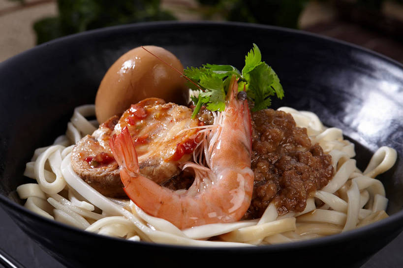 海鲜,面食,面条,无人,横图,俯视,室内,特写,白天,烹饪,中餐,餐桌,筷子,桌子,蔬菜,餐具,叶子,一双,新鲜,陶瓷,香菜,蛋,调料,鸡蛋,酱料,酱汁,面,虾,佐料,料理,食品,绿叶,陶瓷制品,调味品,调味料,文化,传统,卤蛋,水产,酱,菜肴,美食,海洋生物,食物,一个,红色,容器,碗,中式,嫩叶,佳肴,有机食品,绿色食品,对虾,单个,餐台,中华料理,储藏,礼节,储存,水生动物,拌面,海产品,礼仪,水生物,海底动物,胡菜,香荽,原荽,园荽,芫荽,卵,胡荽,莞荽,芫茜,芫蓿,莚葛草,莚荽菜,叶,叶片,进餐用具,彩图,高角度拍摄,鸡卵,鸡子,贮存,shjb1