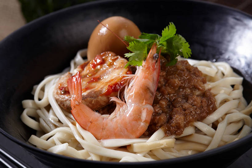 海鲜,面食,面条,无人,横图,俯视,室内,特写,白天,烹饪,中餐,餐桌,筷子,桌子,蔬菜,餐具,叶子,一双,新鲜,陶瓷,香菜,蛋,调料,鸡蛋,酱料,酱汁,面,虾,佐料,料理,食品,绿叶,陶瓷制品,调味品,调味料,文化,传统,卤蛋,水产,酱,菜肴,美食,海洋生物,食物,一个,红色,容器,碗,中式,嫩叶,佳肴,有机食品,绿色食品,对虾,单个,餐台,中华料理,储藏,礼节,储存,水生动物,拌面,海产品,礼仪,水生物,海底动物,胡菜,香荽,原荽,园荽,芫荽,卵,胡荽,莞荽,芫茜,芫蓿,莚葛草,莚荽菜,叶,叶片,进餐用具,彩图,高角度拍摄,鸡卵,鸡子,贮存,shjb1