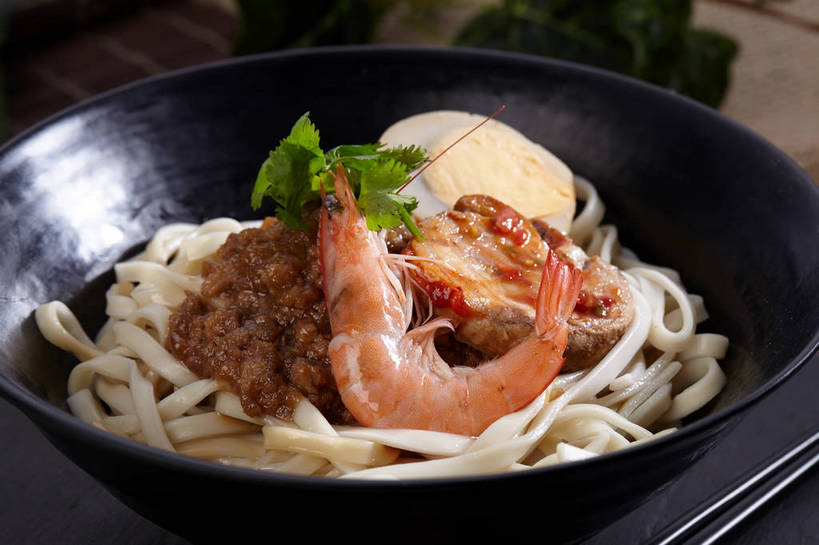 海鲜,面食,面条,无人,横图,俯视,室内,特写,白天,烹饪,中餐,餐桌,筷子,桌子,蔬菜,餐具,叶子,一双,切开,新鲜,陶瓷,香菜,蛋,调料,鸡蛋,酱料,酱汁,面,虾,佐料,料理,食品,绿叶,陶瓷制品,调味品,半个,调味料,文化,传统,卤蛋,水产,酱,菜肴,美食,海洋生物,食物,一个,红色,容器,碗,切,一半,中式,嫩叶,佳肴,有机食品,绿色食品,对虾,单个,餐台,中华料理,储藏,礼节,储存,水生动物,拌面,海产品,礼仪,水生物,剖面,海底动物,切面,胡菜,香荽,原荽,园荽,芫荽,卵,胡荽,莞荽,芫茜,芫蓿,莚葛草,莚荽菜,叶,叶片,进餐用具,彩图,高角度拍摄,鸡卵,鸡子,贮存,shjb1