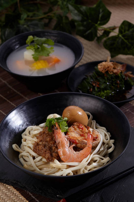 海鲜,面食,面条,无人,竖图,俯视,室内,特写,白天,烹饪,中餐,玉米,餐桌,筷子,桌子,菠菜,萝卜,胡萝卜,蔬菜,餐具,叶子,一双,新鲜,鱼,棒子,碟子,盘,陶瓷,香菜,玉蜀黍,蛋,调料,鸡蛋,酱料,酱汁,面,蔬菜汤,汤,虾,佐料,料理,食品,绿叶,陶瓷制品,鲣鱼,调味品,调味料,文化,传统,卤蛋,水产,酱,菜肴,美食,鱼类,海洋生物,食物,三个,一个,红色,盘子,容器,碟,碗,中式,嫩叶,佳肴,有机食品,绿色食品,对虾,单个,餐台,中华料理,储藏,礼节,苞米,储存,水生动物,拌面,海产品,苞芦,黄萝卜,番萝卜,礼仪,水生物,海底动物,胡菜,香荽,原荽,园荽,芫荽,苞谷,包谷,大蜀黍,番麦,薏米包,玉高粱,玉麦,珍珠米,卵,小金枪鱼,炸弹鱼,胡荽,莞荽,芫茜,芫蓿,莚葛草,莚荽菜,羹汤,叶,叶片,进餐用具,鹦鹉菜,鼠根菜,角菜,红嘴绿鹦哥,红萝卜,甘荀,赤根菜,菠薐菜,波斯草,彩图,高角度拍摄,丁香萝卜,胡芦菔金,金笋,鸡卵,鸡子,贮存,柴鱼片,木鱼花,shjb1,木鱼花菠菜