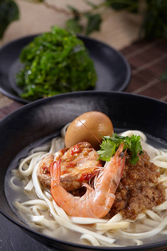 海鲜,面食,面条,无人,竖图,俯视,室内,特写,白天,烹饪,中餐,餐桌,桌子,蔬菜,叶子,新鲜,陶瓷,香菜,蛋,调料,鸡蛋,酱料,酱汁,面,虾,佐料,料理,食品,绿叶,陶瓷制品,调味品,调味料,卤蛋,水产,海菜,酱,冷盘,菜肴,美食,海洋生物,食物,两个,一个,红色,黑色,容器,碗,中式,嫩叶,冷菜,凉菜,佳肴,有机食品,绿色食品,对虾,单个,餐台,中华料理,储藏,储存,水生动物,汤面,海产品,水生物,海底动物,胡菜,香荽,原荽,园荽,芫荽,卵,胡荽,莞荽,芫茜,芫蓿,莚葛草,莚荽菜,叶,叶片,彩图,高角度拍摄,鸡卵,鸡子,贮存,shjb1,海菜花