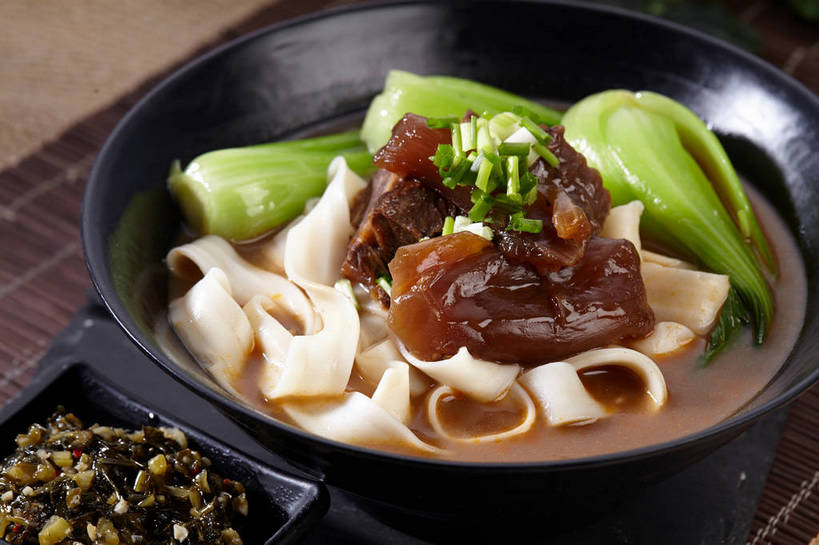 面食,面条,无人,横图,俯视,室内,特写,白天,烹饪,中餐,餐桌,桌子,蔬菜,餐具,叶子,新鲜,碟子,盘,陶瓷,葱,青菜,青葱,面,肉,牛肉,料理,食品,绿叶,陶瓷制品,酱菜,拉面,菜肴,美食,肉类,食物,腌制,两个,绿色,黑色,盘子,容器,碟,碗,中式,嫩叶,佳肴,牛肉面,有机食品,绿色食品,餐台,中华料理,储藏,储存,小白菜,肉食,腌渍,不结球白菜,牛筋,叶,叶片,彩图,高角度拍摄,贮存,牛肉拉面,筋,扯面,甩面,拽面,shjb1